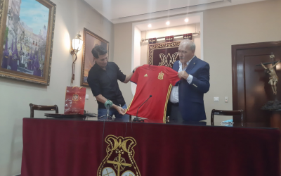 La Selección Española de Fútbol entrega una camiseta firmada para ayudar a las familias en crisis