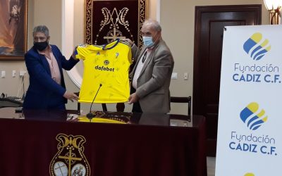 El Cádiz Club de Fútbol se suma a la rifa solidaria con una camiseta con las firmas de los jugadores