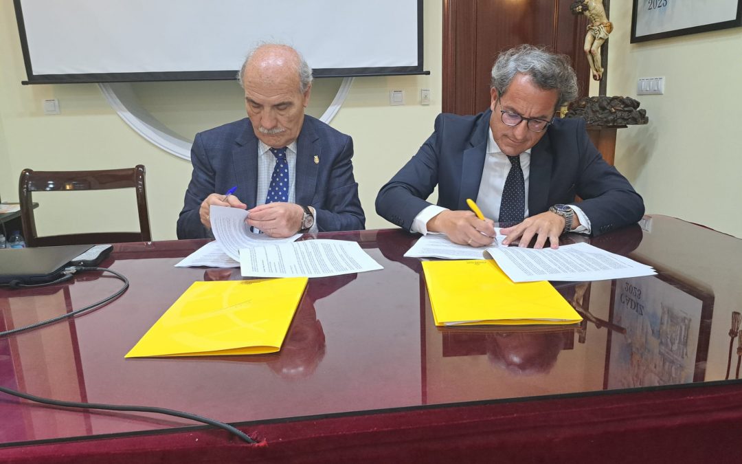 Firma del contrato entre el Consejo Local de Hermandades con la empresa Prosegur.