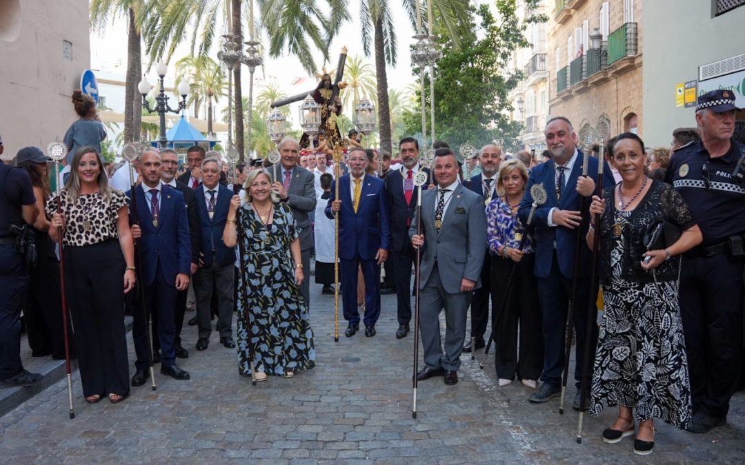 El presidente del Consejo de Hermandades y Cofradias de Cadiz ha acompañado a la cofradia del Nazareno en su regreso a la iglesia de Santa María