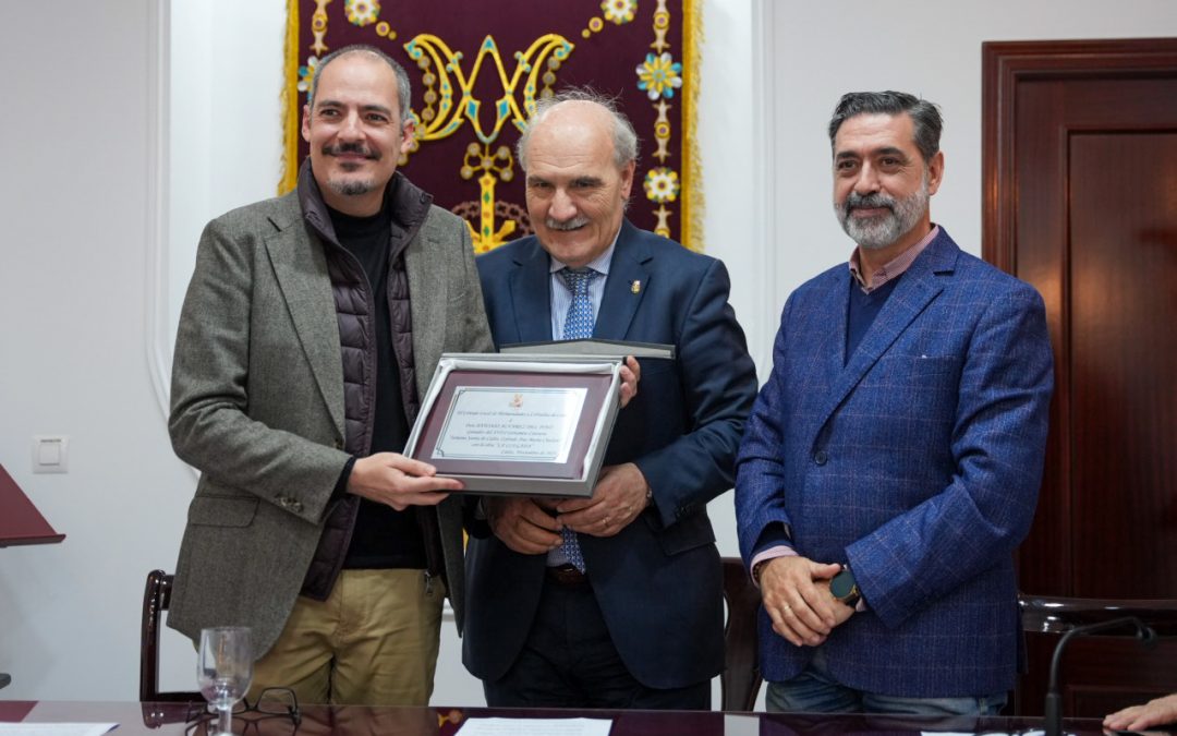 El Consejo de Hermandades ha hecho entrega del galardón del certamen literario “Semana Santa de Cádiz Ana María Chulián” a Antonio Álvarez del Pino.