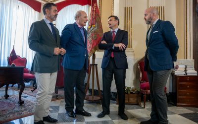 El alcalde de Cádiz recibe al pregonero de la Semana Santa de 2026, Pablo Manuel Durio, en el Ayuntamiento de la ciudad